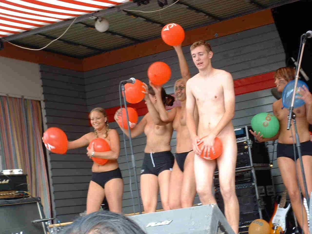 Chicas desnudas de mala calidad mostrando sus tetas en el escenario
 #76396115