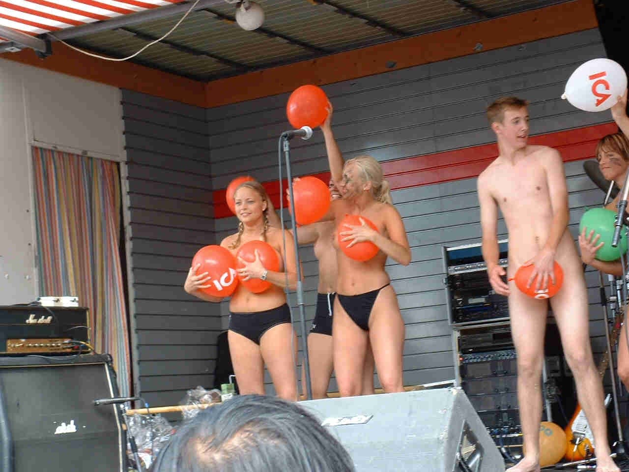Chicas desnudas de mala calidad mostrando sus tetas en el escenario
 #76396116