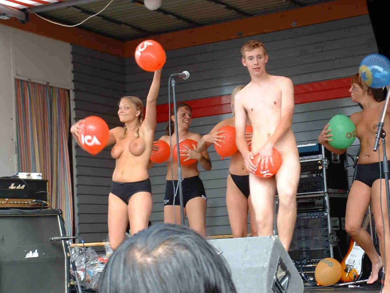 Chicas desnudas de mala calidad mostrando sus tetas en el escenario
 #76396117