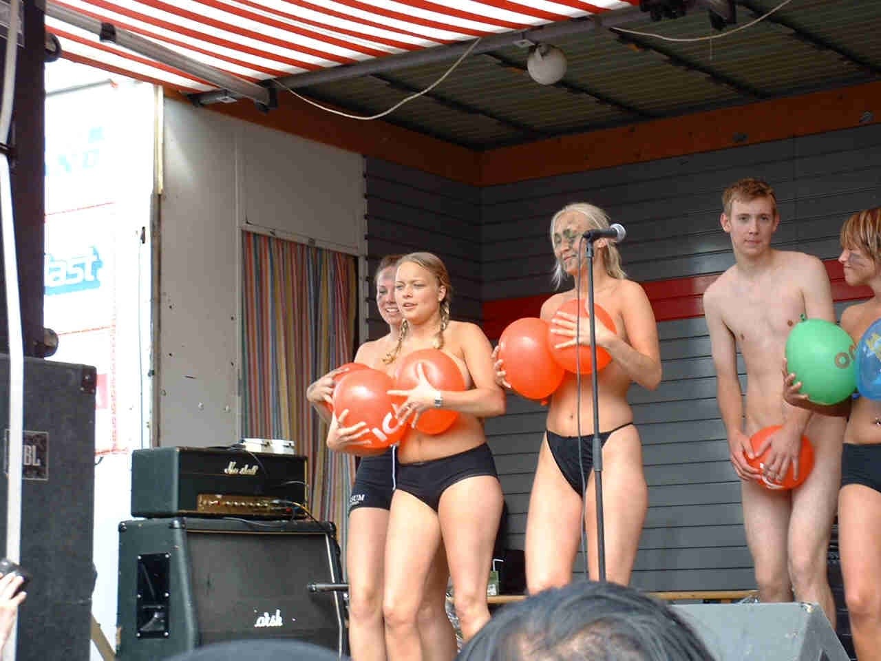 Chicas desnudas de mala calidad mostrando sus tetas en el escenario
 #76396125