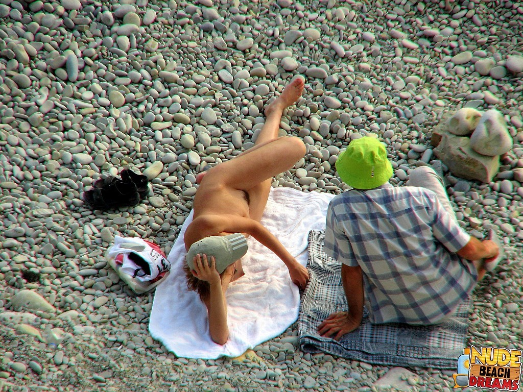 Des nudistes montrent leur corps nu et s'amusent au soleil.
 #67245890