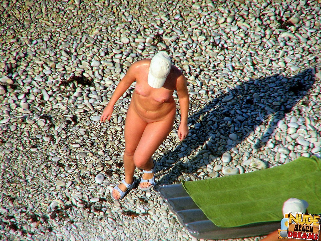 Nudisti mostrano i loro corpi nudi e si divertono al sole
 #67245902