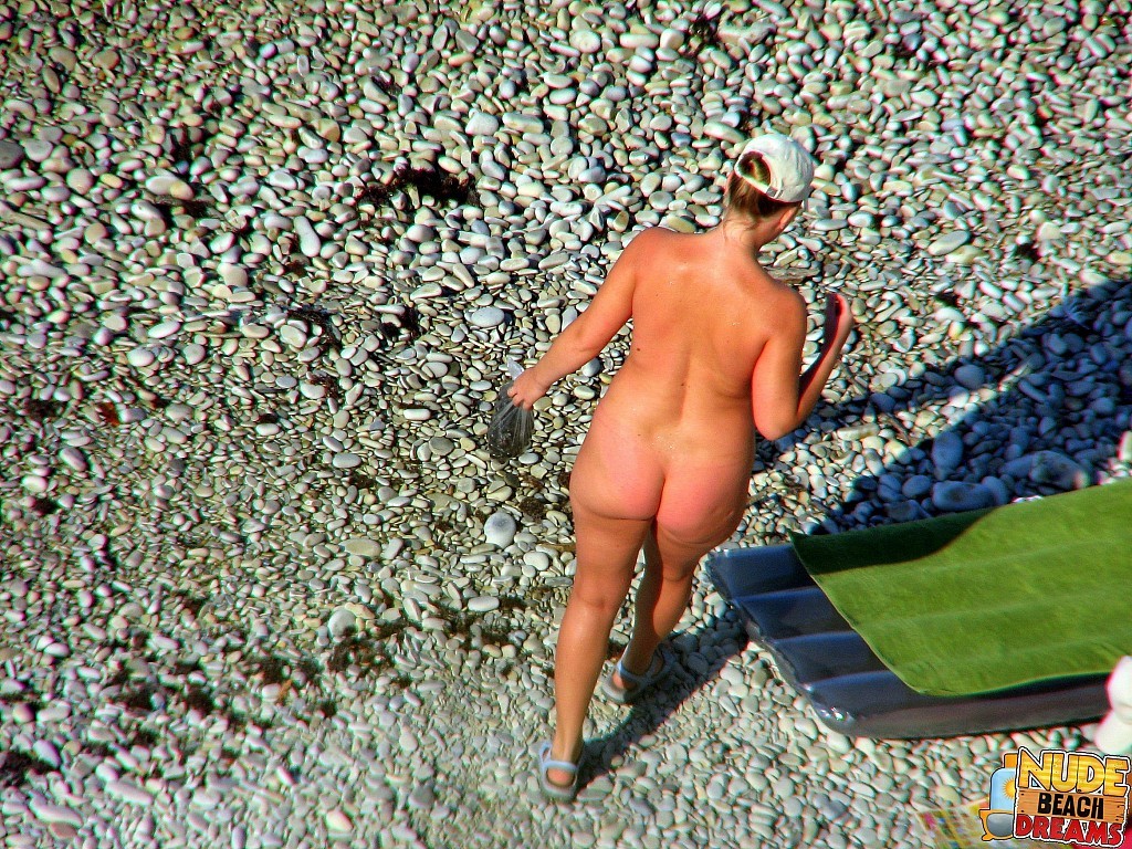 Des nudistes montrent leur corps nu et s'amusent au soleil.
 #67245903