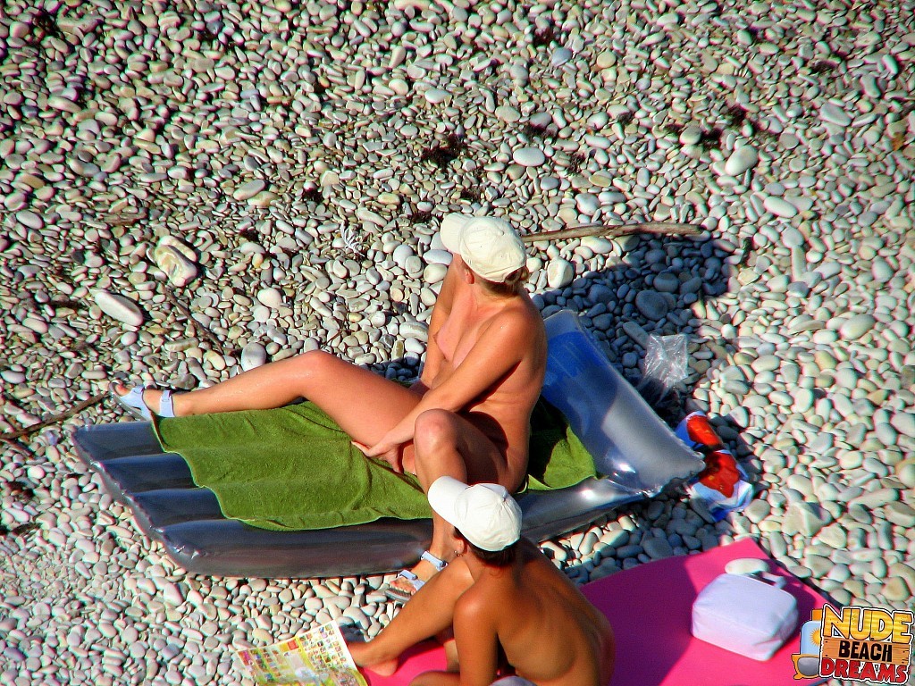 Des nudistes montrent leur corps nu et s'amusent au soleil.
 #67245916