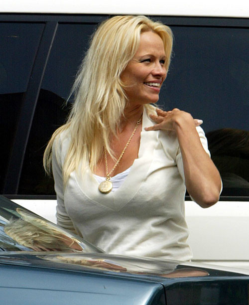 Pamela anderson in posa completamente nuda e mostra il suo corpo perfetto
 #75437652