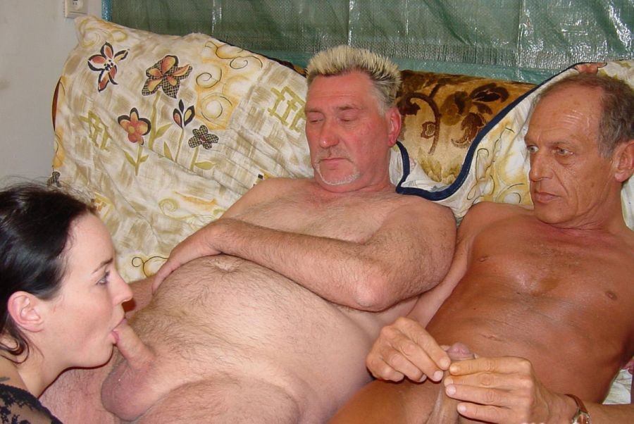 Dos viejos follando con una preciosa adolescente
 #73285578