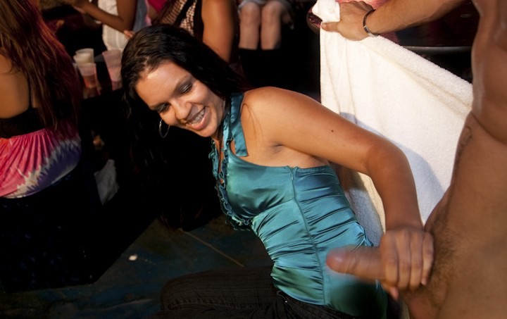 Viele hübsche Mädchen werden auf einer Hardcore-Club-Party begafft
 #79044572