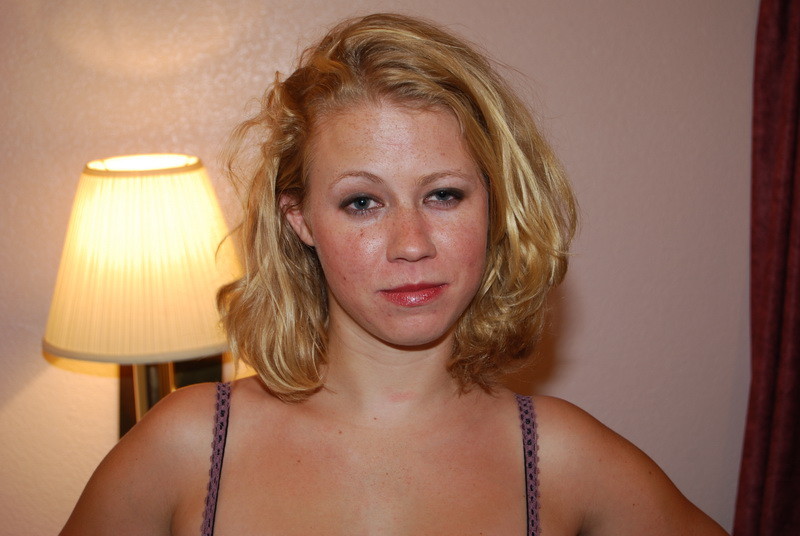 Sexy echte blonde Amateur mit großen natürlichen Titten und runden Arsch
 #70509163