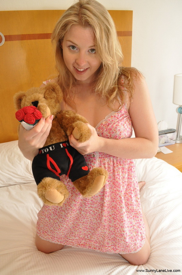 Sunny Lane sexy au lit avec son ours en peluche ! 
 #71583427