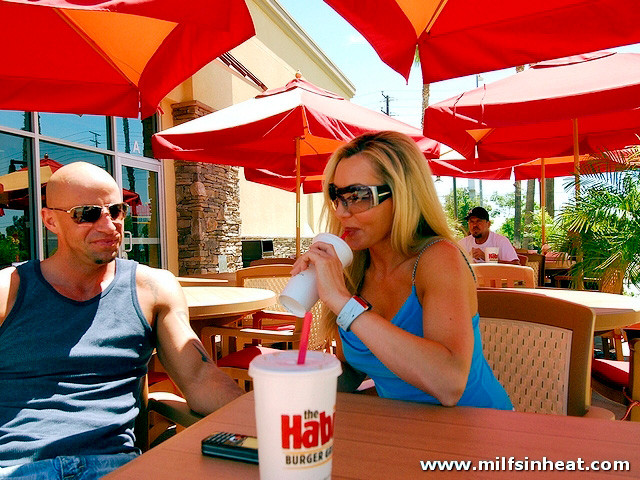 Vollbusige blonde Milf nimmt Schwanz
 #73539740