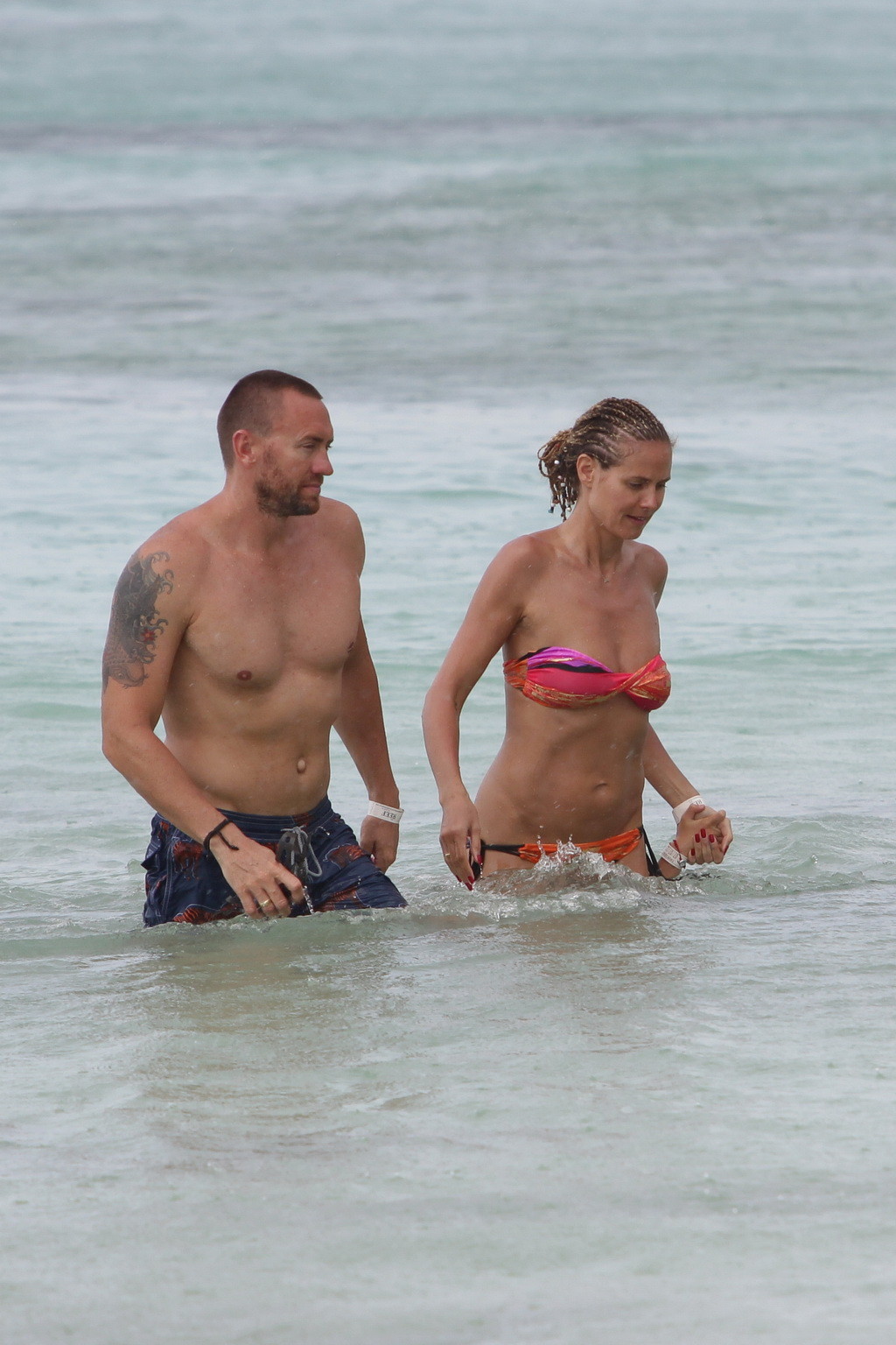 Heidi klum mostrando su cuerpo caliente en un bikini colorido tubo en la playa en th
 #75225023