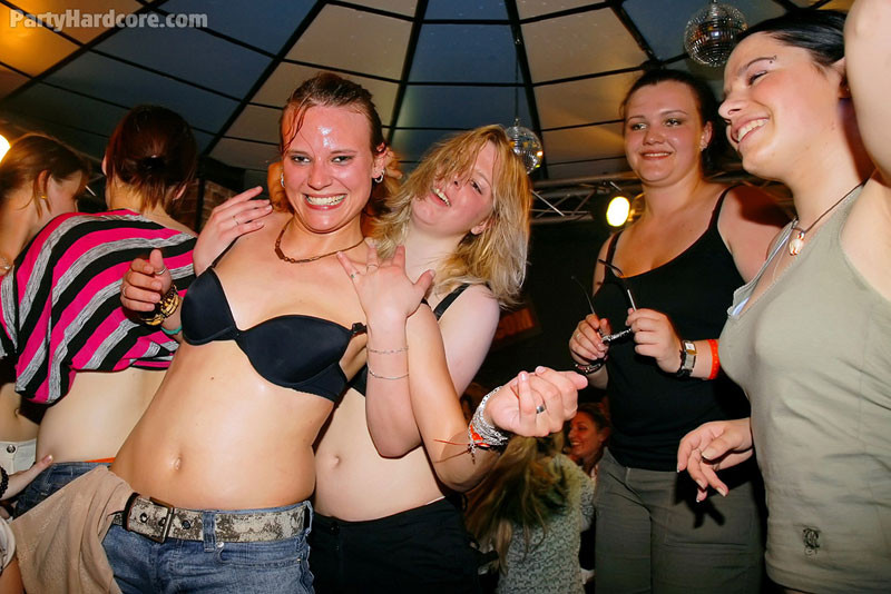 パーティーのハードコアで硬いチンポに夢中になるムラムラした女の子たち #74252131