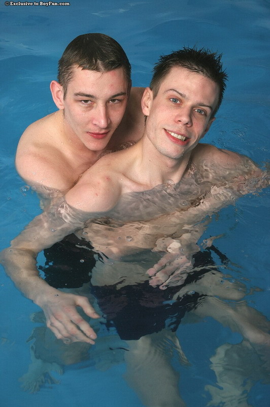 Jeunes twinks gays baisant dans la piscine
 #76985485