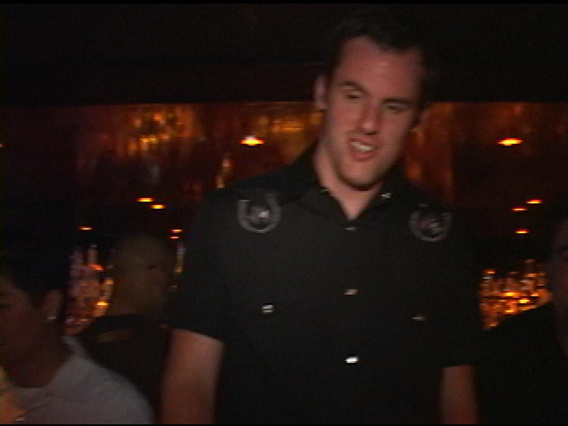 Las fiestas salvajes traen a los borrachos.
 #78902654