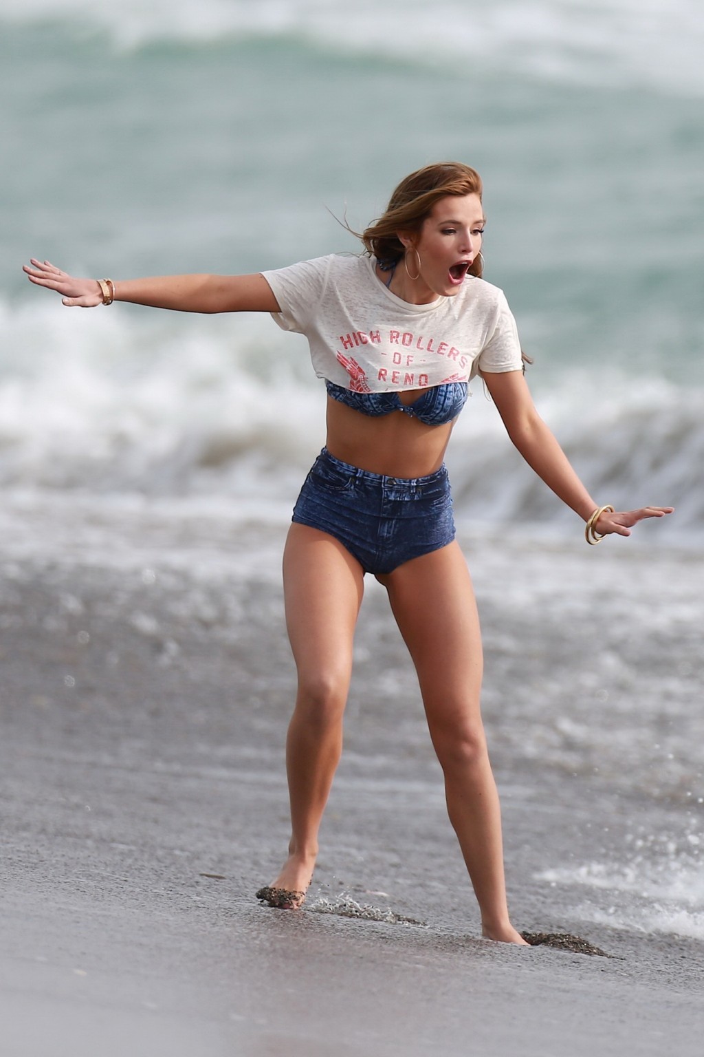 Bella thorne montre ses seins et ses fesses lors d'une séance photo sur la plage
 #75145270