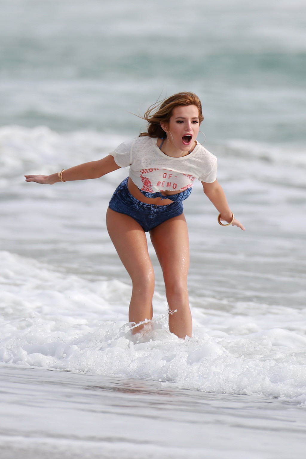 Bella thorne montre ses seins et ses fesses lors d'une séance photo sur la plage
 #75145302