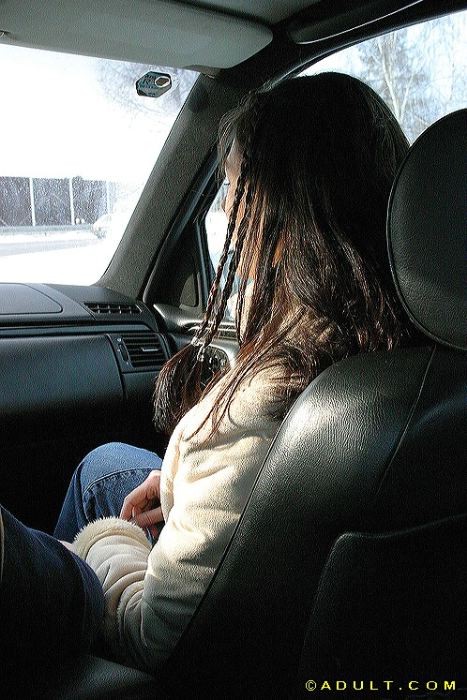 Joven autoestopista muestra su sonrisa perfecta
 #74994443