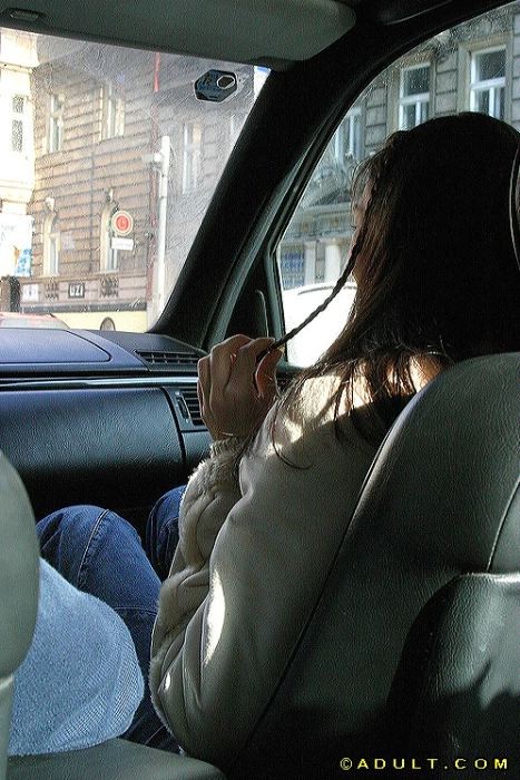 Joven autoestopista muestra su sonrisa perfecta
 #74994471