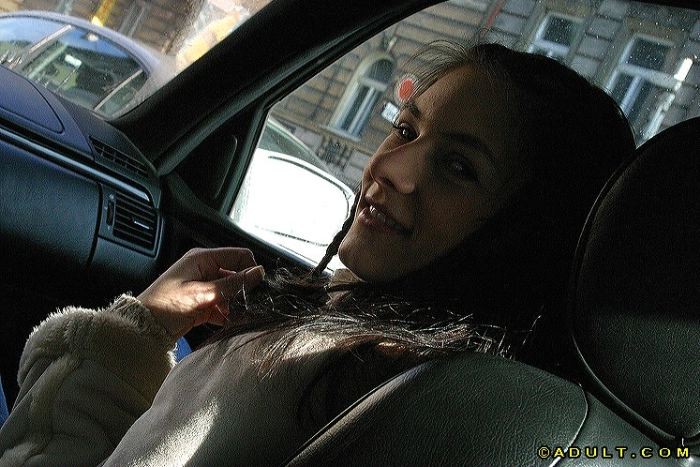 Joven autoestopista muestra su sonrisa perfecta
 #74994479