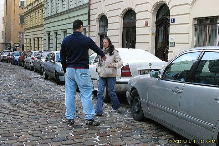 Joven autoestopista muestra su sonrisa perfecta
 #74994487