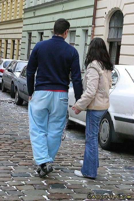 Joven autoestopista muestra su sonrisa perfecta
 #74994497