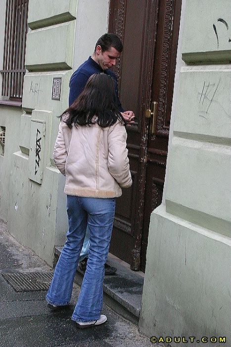 Joven autoestopista muestra su sonrisa perfecta
 #74994519