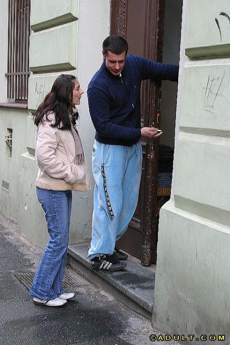 Joven autoestopista muestra su sonrisa perfecta
 #74994532
