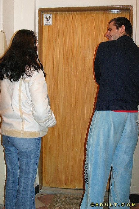 Joven autoestopista muestra su sonrisa perfecta
 #74994551