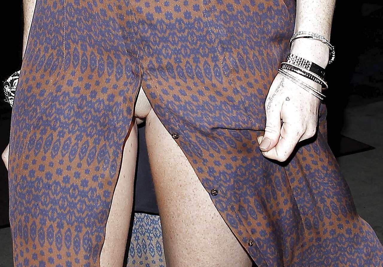 リンジー・ローハンが路上でパンティやスカートを見せているパパラッチ写真
 #75256253
