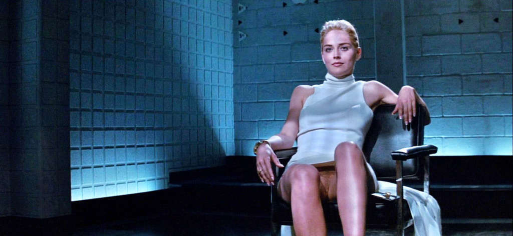 Sharon stone che espone le sue grandi gambe in minigonna nera e la sua figa upskirt
 #75394887