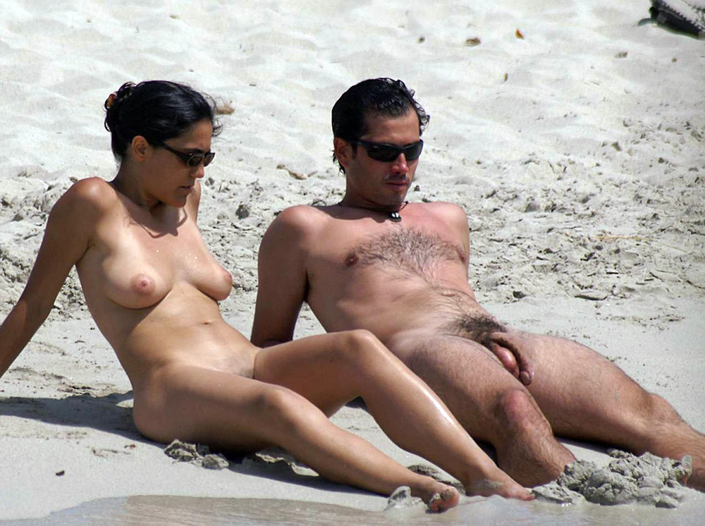 Un couple de nudistes s'amuse sur la plage.
 #72243900