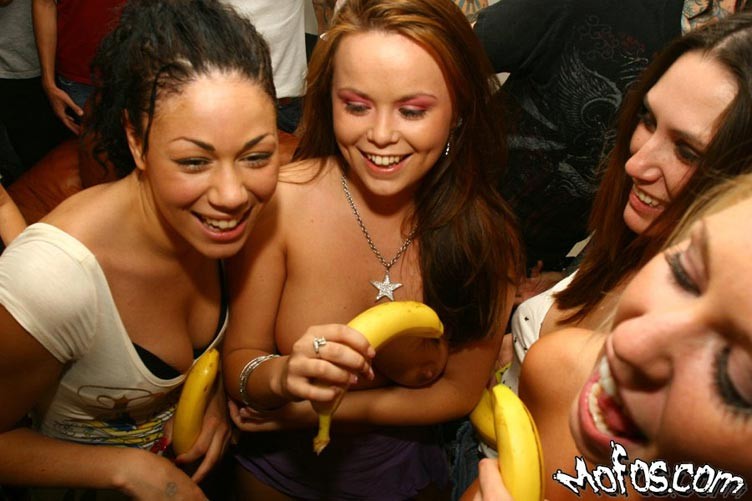 Chicas universitarias cachondas follando duro en una fiesta de sexo amateur en una orgía
 #76826260