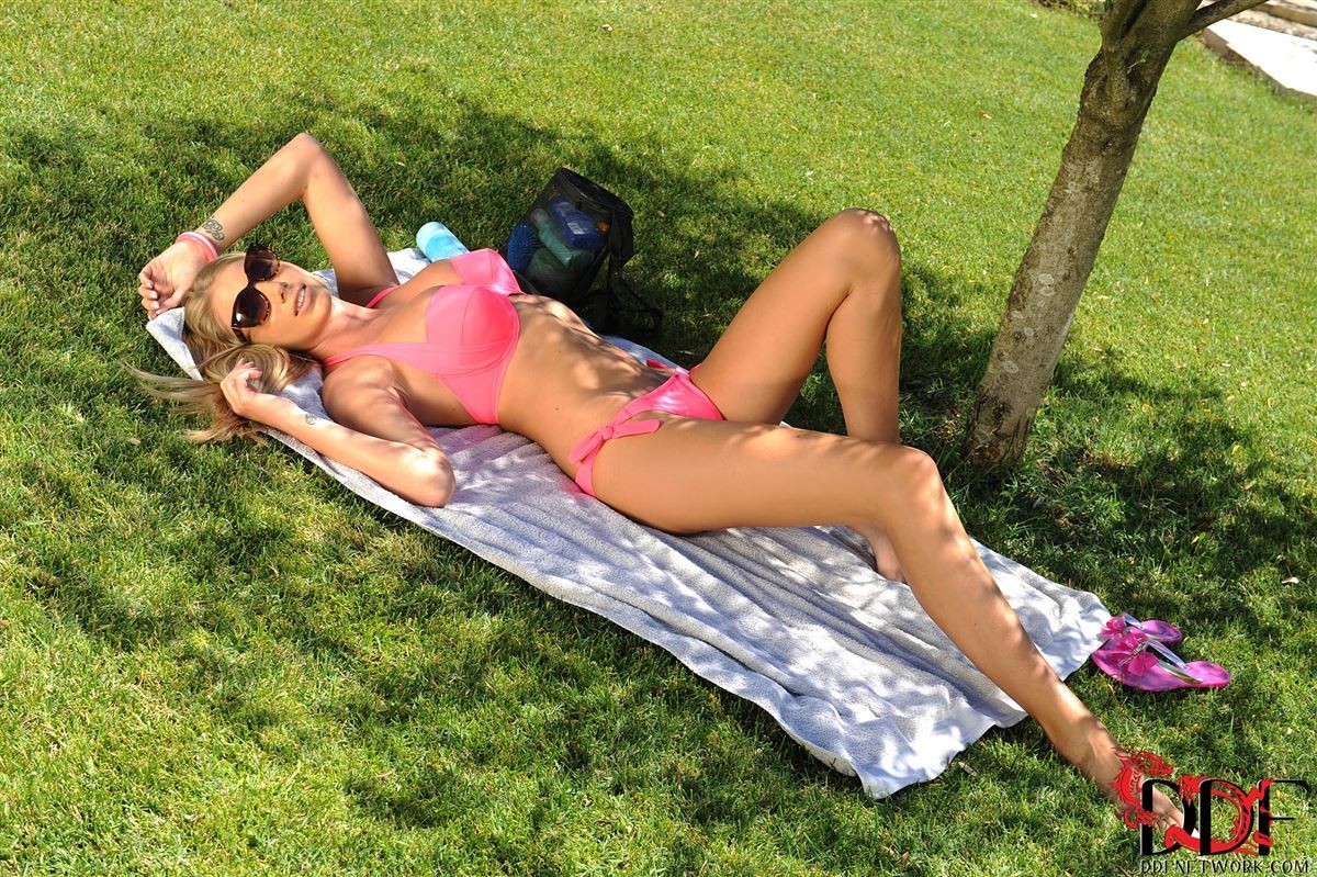 Danielle Maye arrache son bikini rose et se fait plaisir.
 #73555401