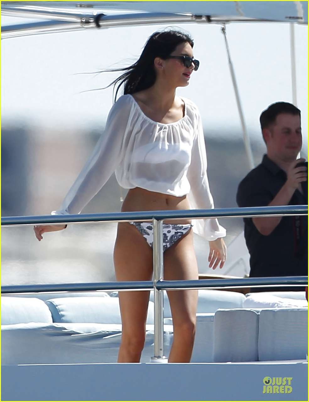 Kendall Jenner est très sexy et montre son gros cul en bikini.
 #75231003