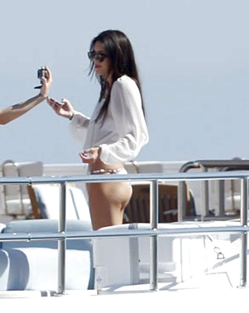 Kendall Jenner est très sexy et montre son gros cul en bikini.
 #75231058