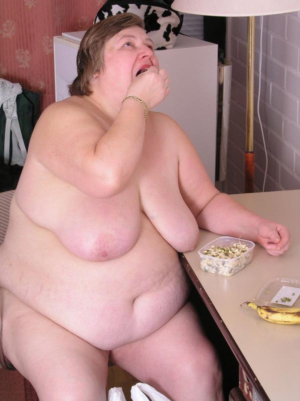 Grand-mère aux gros seins mangeant des bananes
 #75568949
