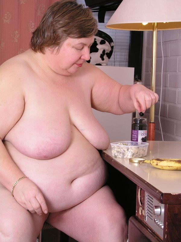 Grand-mère aux gros seins mangeant des bananes
 #75568967