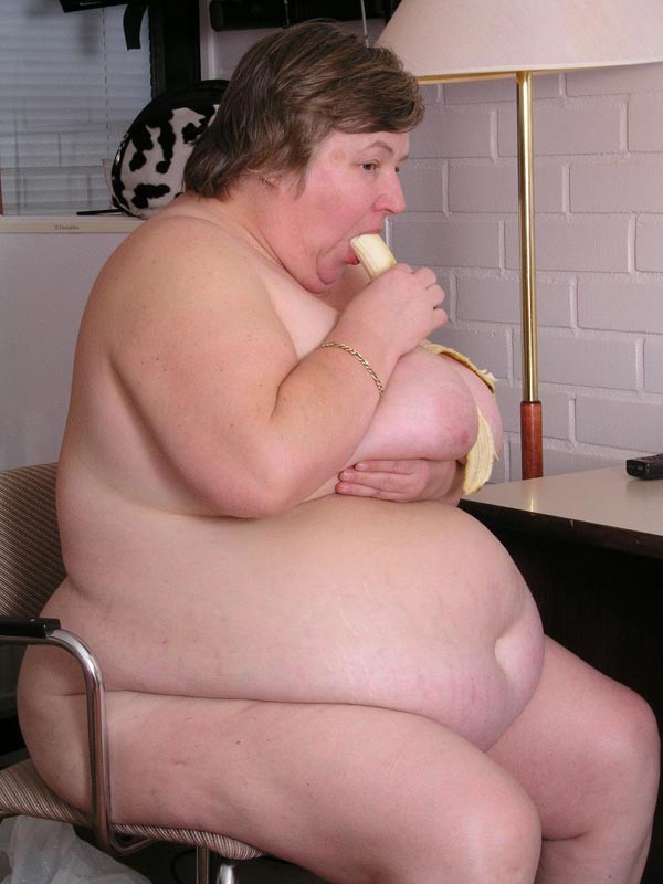 Grand-mère aux gros seins mangeant des bananes
 #75569027