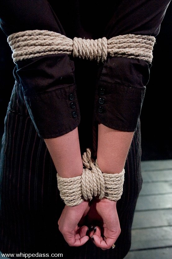 金髪の女主人アネット・シュワルツは、ロープで縛られた女の子を縛ります。
 #71891756