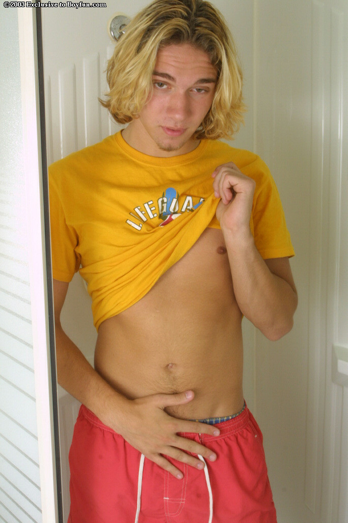 Blonder Surfer wichst seinen saftigen steifen Schwanz
 #76988850