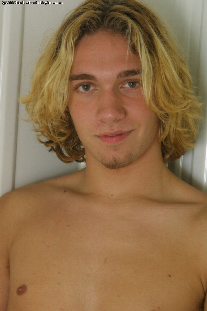 Blonder Surfer wichst seinen saftigen steifen Schwanz
 #76988913