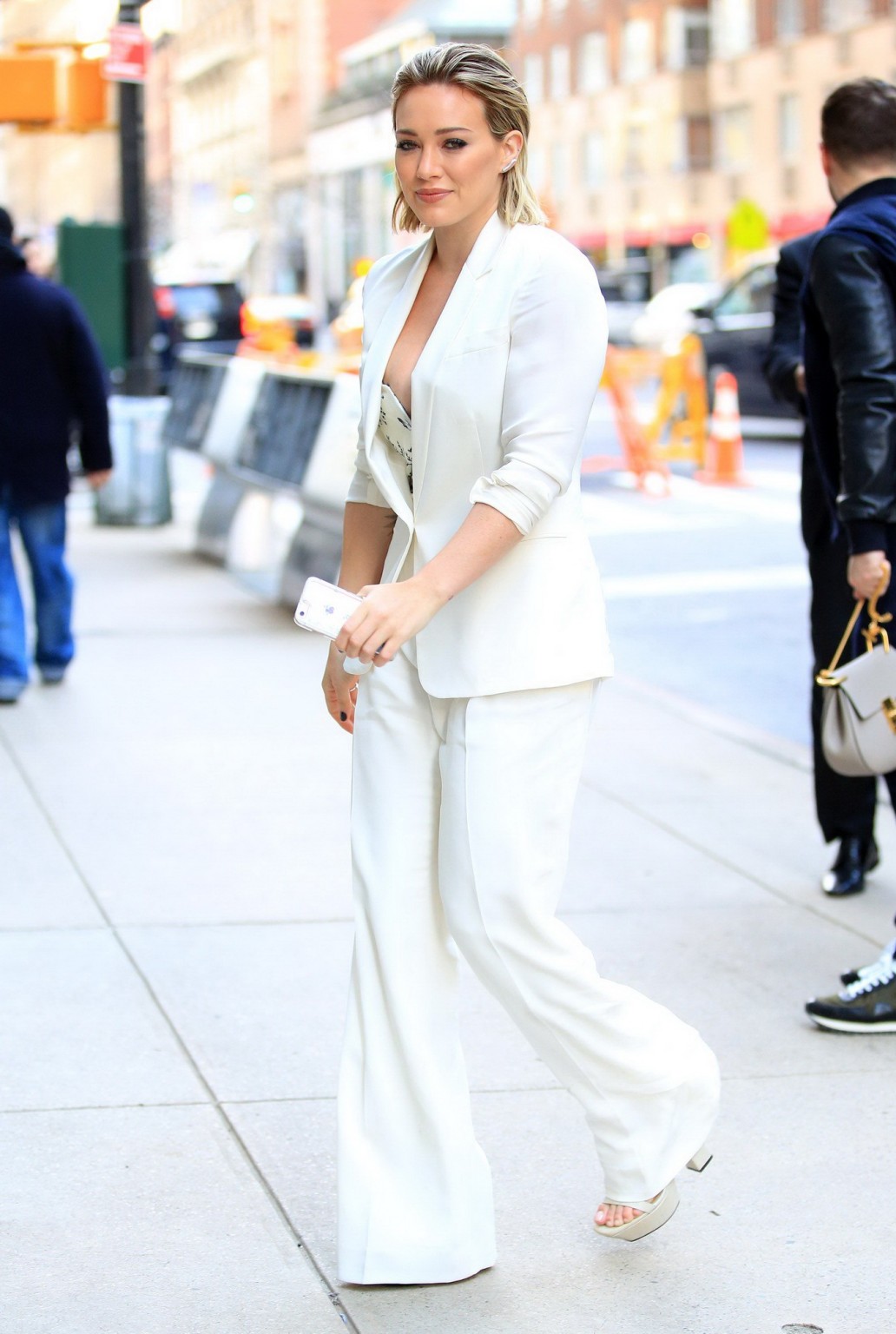 Hilary duff pico de pezón caliente en traje blanco al aire libre
 #75147203