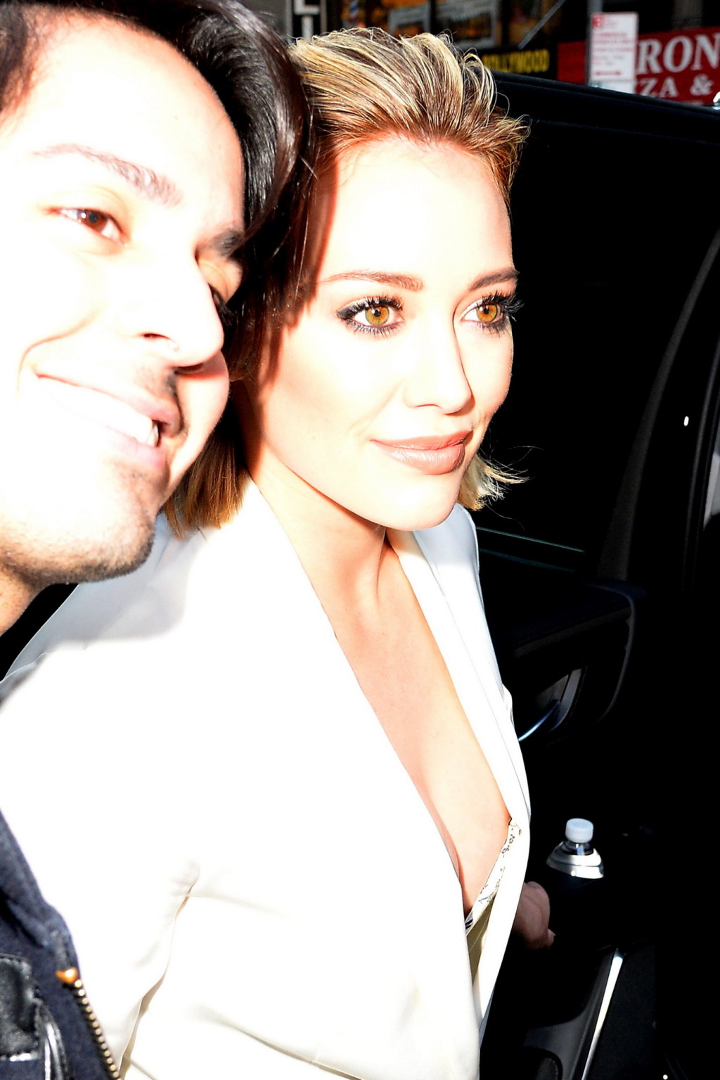 Hilary duff pico de pezón caliente en traje blanco al aire libre
 #75147212