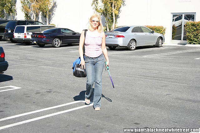 Una rubia afeitada se abre de par en par para recibir una polla negra
 #77851504