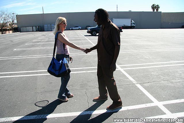 Una rubia afeitada se abre de par en par para recibir una polla negra
 #77851515