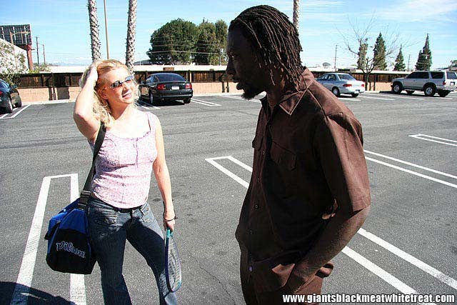 Una rubia afeitada se abre de par en par para recibir una polla negra
 #77851521