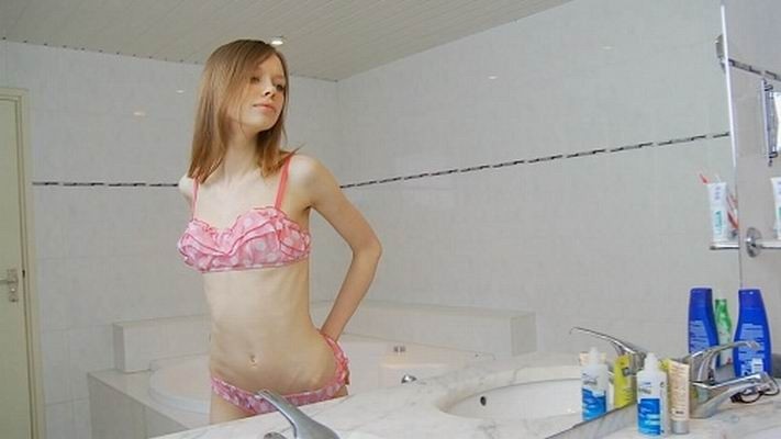 Chica muy delgada posando desnuda en casa
 #67252879