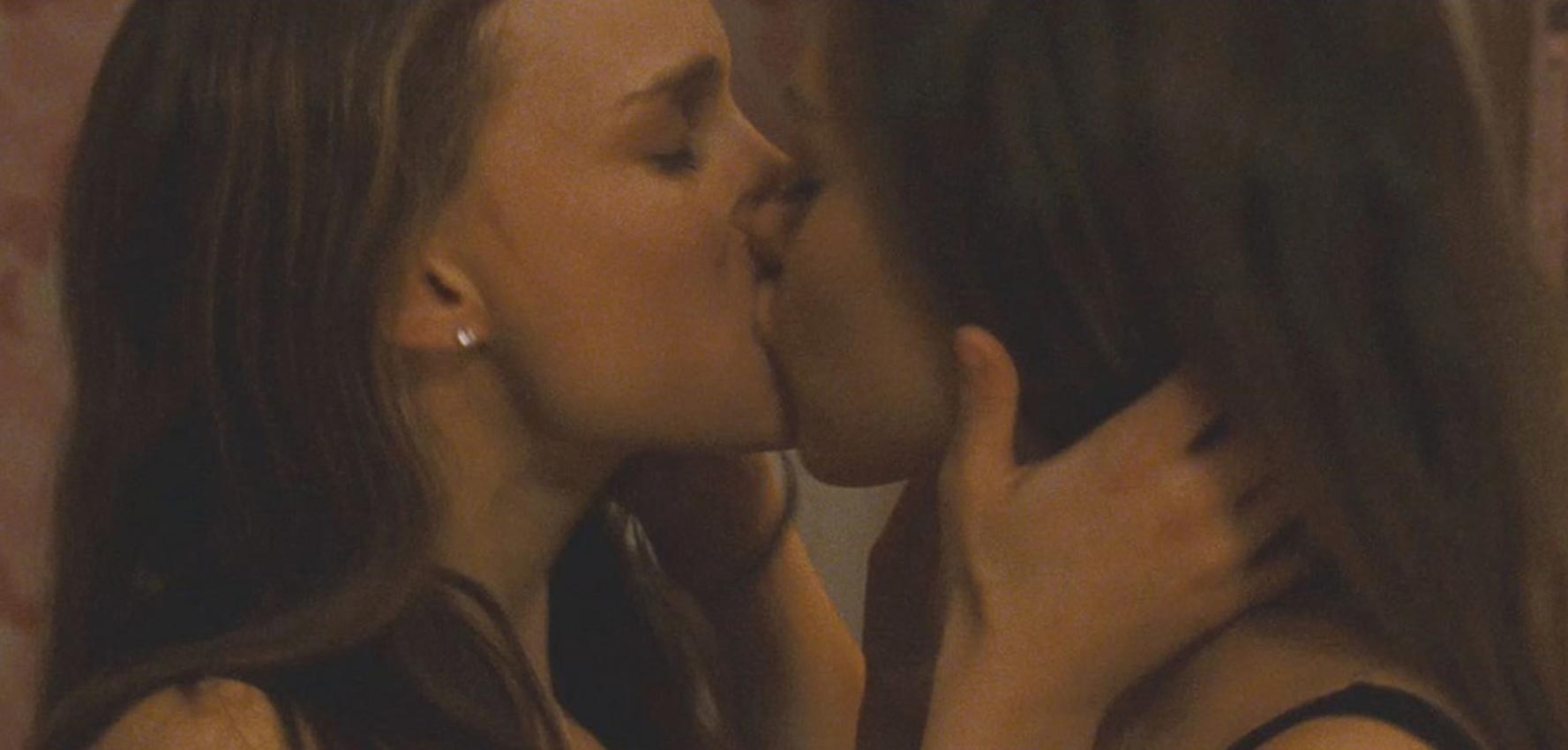Natalie Portman lesbo kissing Mila Kunis #75313685