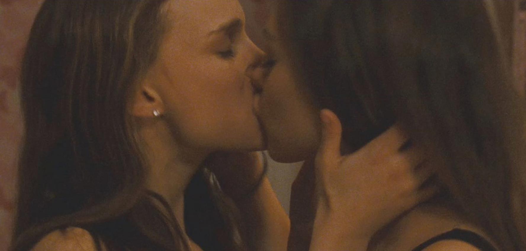 Natalie portman lesbo che bacia mila kunis
 #75313685