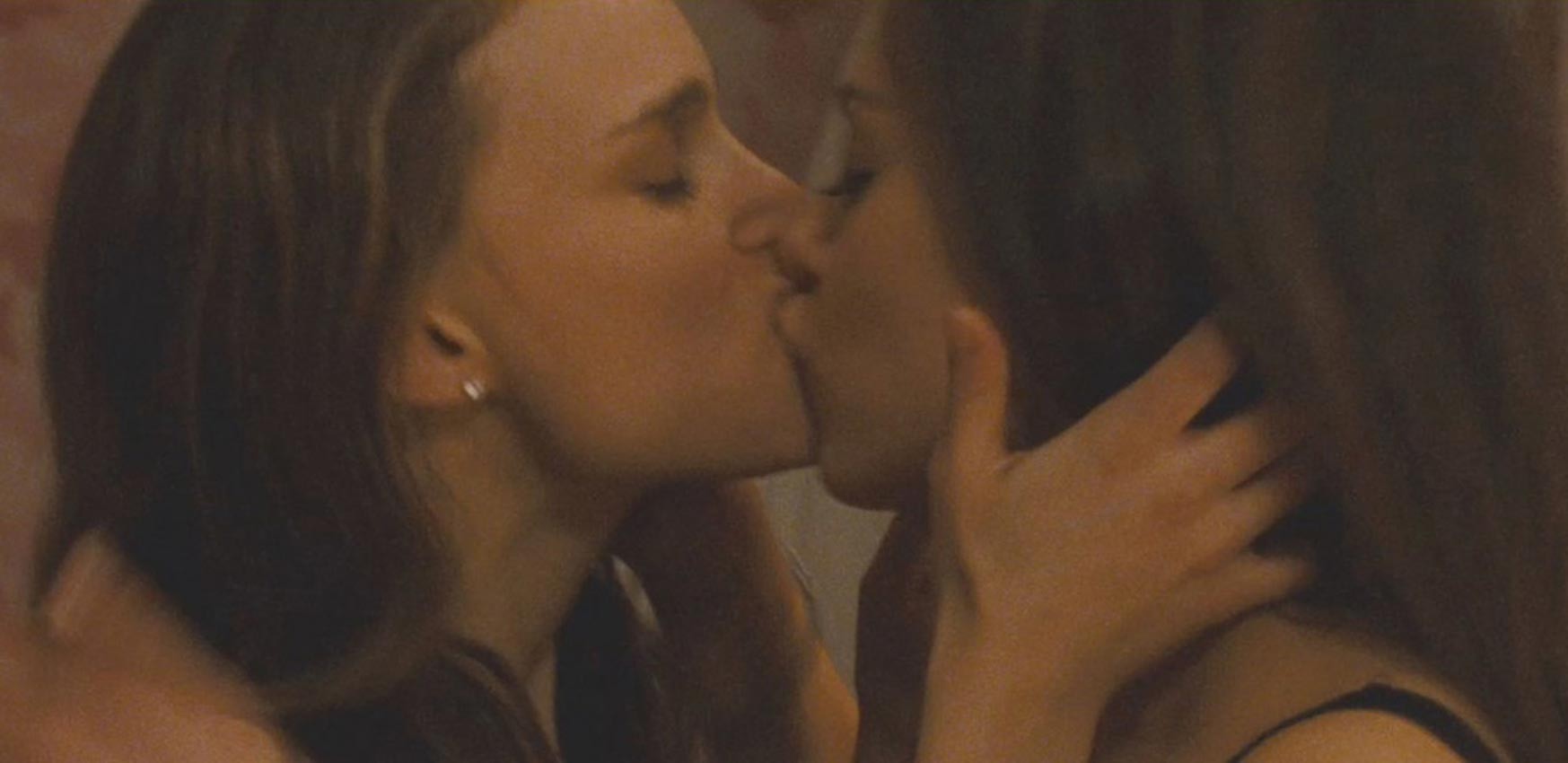 Natalie Portman lesbo kissing Mila Kunis #75313691
